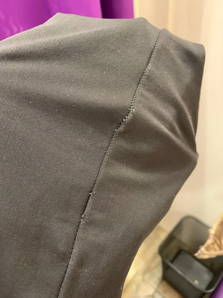 Цвет блеклый, швы расходятся, как-будто их уже носили