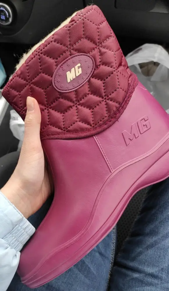 Маломерят, на 38 взяла 38-39-впритык, с теплым носком нога не влезет.