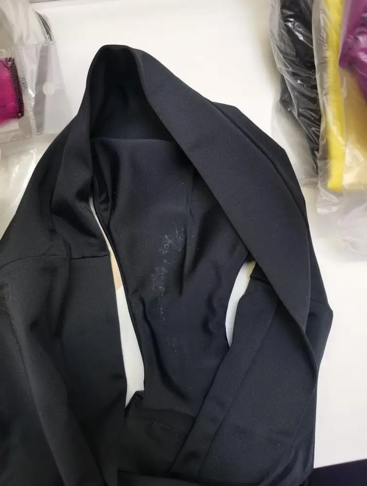 Милые женщины, примеряйте, пожалуйста, купальники на белье, тем более, если не уверены, что точно заберёте. Никому не хочется получить бонусом ваши грибы 🤢 Отказ, конечно. К самим плавкам претензий нет, поэтому не буду снижать звезду