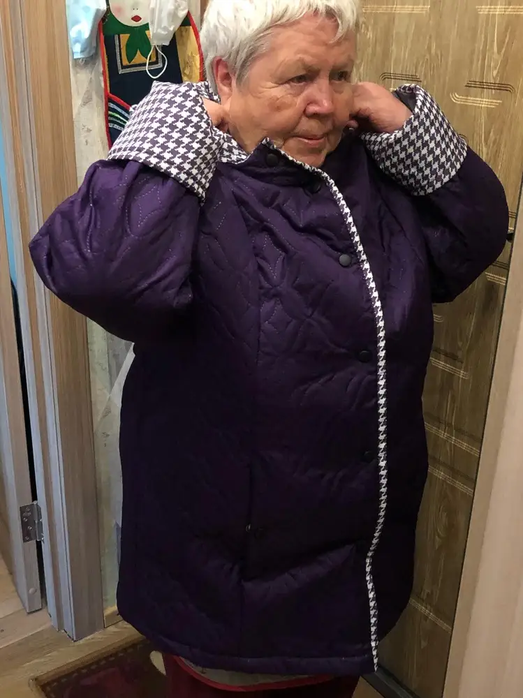 Рады покупке ,куртка подошла бабушке .пенсионерам куртки на молнии тяжело застёгивать,а кнопки и пуговицы для них очень удобны 