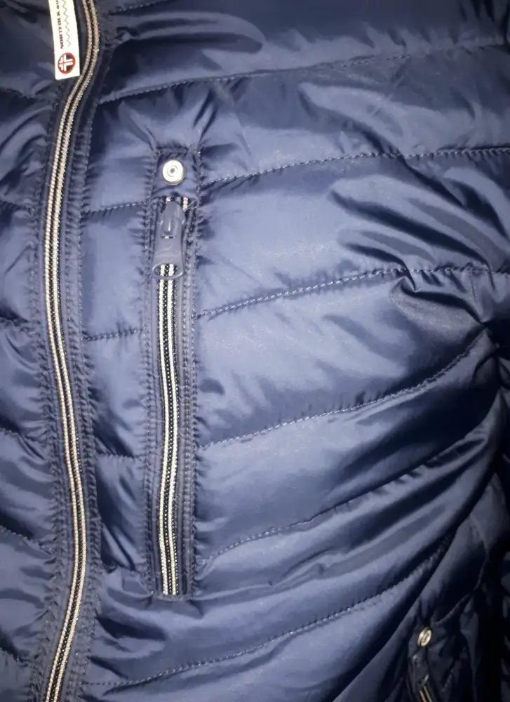 Куртка классная. Размер соответствует.Сшито  аккуратно.Насыщенный синий.