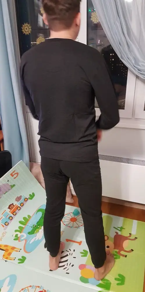 Термобелье действительно для невысоких, у мужа рост 187, рукава и штанины короткие, наверно примерно до 175 будет идеально. Так комплект хорошего качества. Цена смешная, оставили, тем более ему надо именно как белье под зимнюю одежду на рыбалку и тд, так что норм. Ну и лучше брать побольше на размер, чтоб не совсем в облипку, хотя это кому как удобно