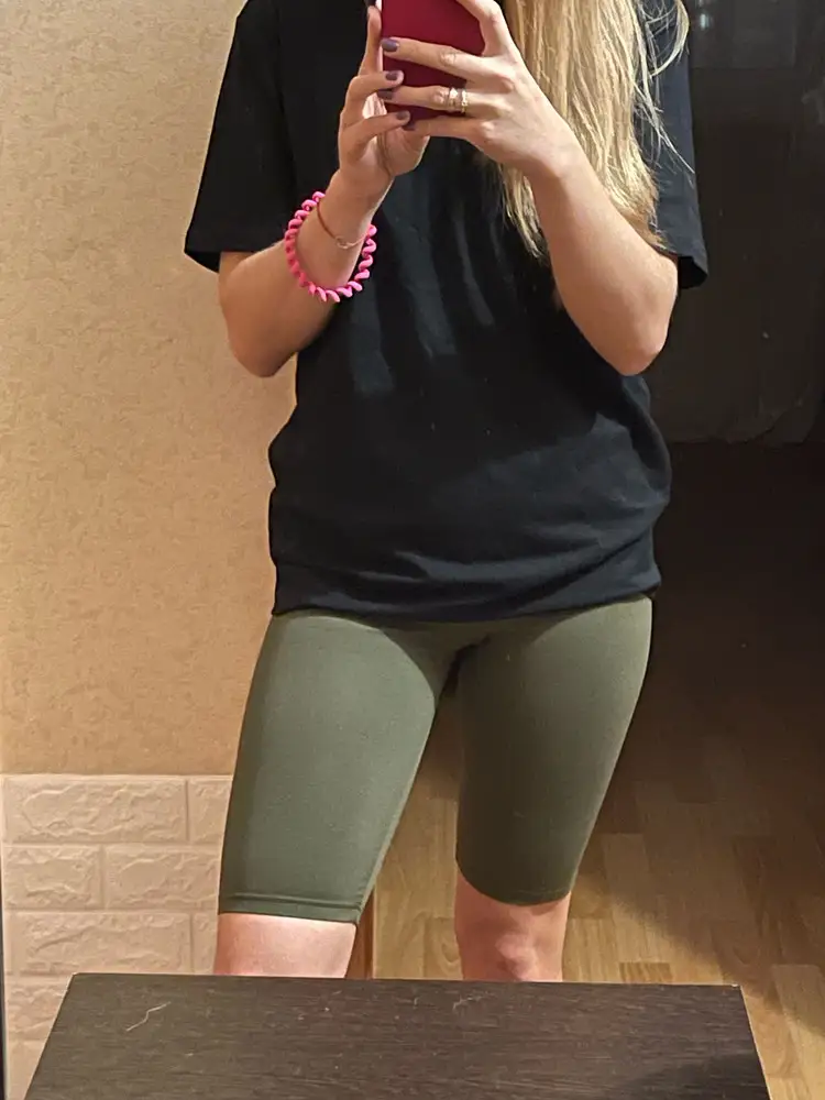 За свою цену очень даже хорошие велосипедки, ношу дома с длинными футболками, но думаю пойдут они и для спорта/велопокатушек. Приятные к телу, тянутся, немного просвечивают, но так как они темного цвета, это не большая проблема. Нравятся 👍🏽