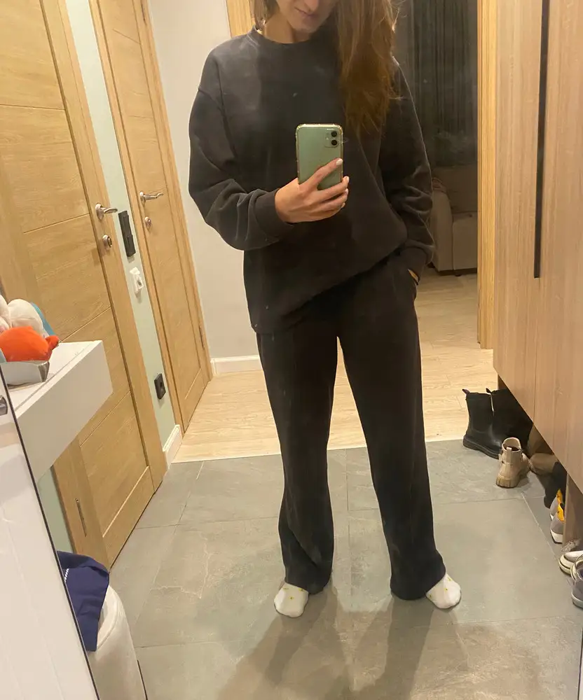 Очень мягкий, приятный костюмчик. Брала размер М - соответствует размеру S. Сел идеально!!! Спереди прикольные прошитые стрелки. В брюках есть карманы. Супербыстрая доставка, пришёл за один день