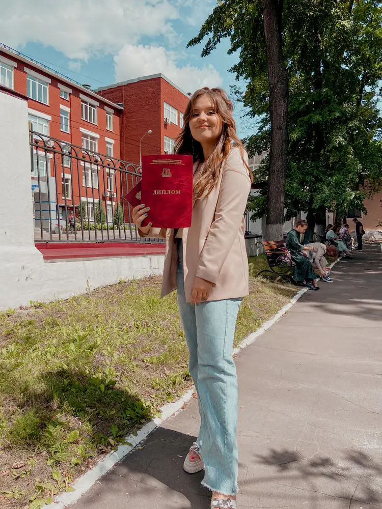 Пиджак супер! Даже вот к нему красную папку выдали!