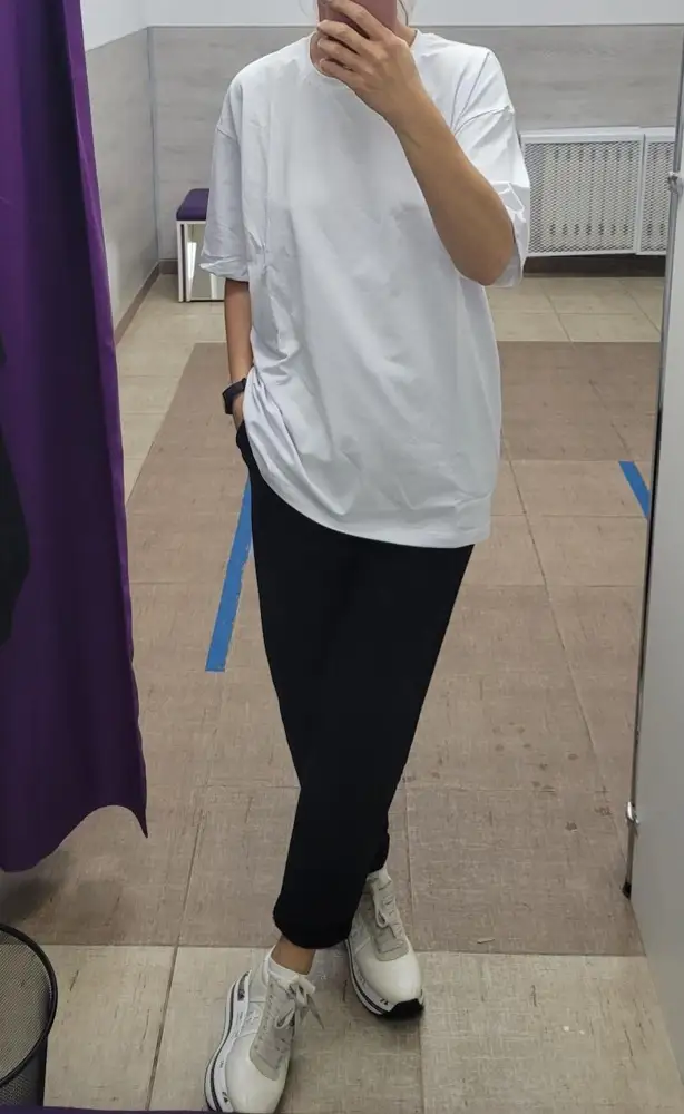 Обычная футболка оверсайз.
Оверсайз небольшой, аккуратный я бы назвала. Длина, как я искала-закрывает сзади что надо.
Мой рост 177, параметры 85/73/100. Покупала  носить с велосипедками. 
Хлопок норм, смотрится достаточно обычно, ничего лишнего, и не слишком большая.
Почитала и взяла бОльший размер. Ношу сверху 42, если бы взяла в размер, то думаю оверсайза не заметила бы)