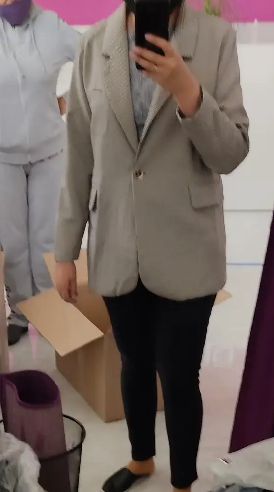 Пиджак красивый, хорошая ткань. Заказывала М и L. L пришёл с рваным подкладом на плече. На мою фигуру типа "груша", рост 170, размер 48 лучше сел М. L висит. Оба пиджака оказались мне короткие по рукавам. Отказ.