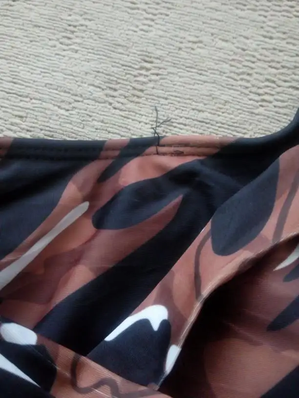 Не рекомендую.Чашечки не пришиты,"гуляют"!Сплющили грудь.Строчка неаккуратная,нитки торчат и ткань подкладки,как флизелин.ОТКАЗ.