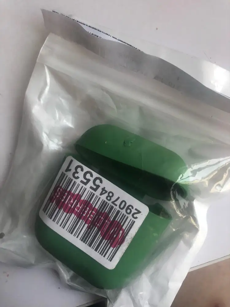 Чехол приятный на ощупь, но очен странное образование на нем. Мне кажется это брак, но его все равно положили в упаковку. В соотношении цена/качество нормаль. Главный вопрос: на долго ли его хватит?