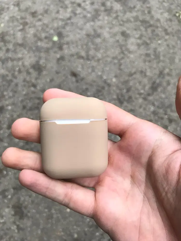 На ощупь приятен ,к сожалению не во весь кейс ,видна щель белая ,но за такие деньги в принципе и ожидать большего не стоило. На первое время пойдёт.