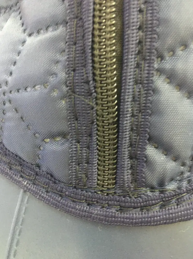 Маме сноубутсы понравились. Но на длину стопы 26см оказались велики и на правом сапожке прошили замок так, что на молнию залезли и замок до конца не расстёгивается. Сначала думали мех зажевало бегунком, ан нет, криво прошито. Фото прилагаю, телефон цвет исказил, но это темно-синие, а не серые сноубутсы. Ждём размер поменьше, и будем надеяться, что с замком всё будет в порядке.