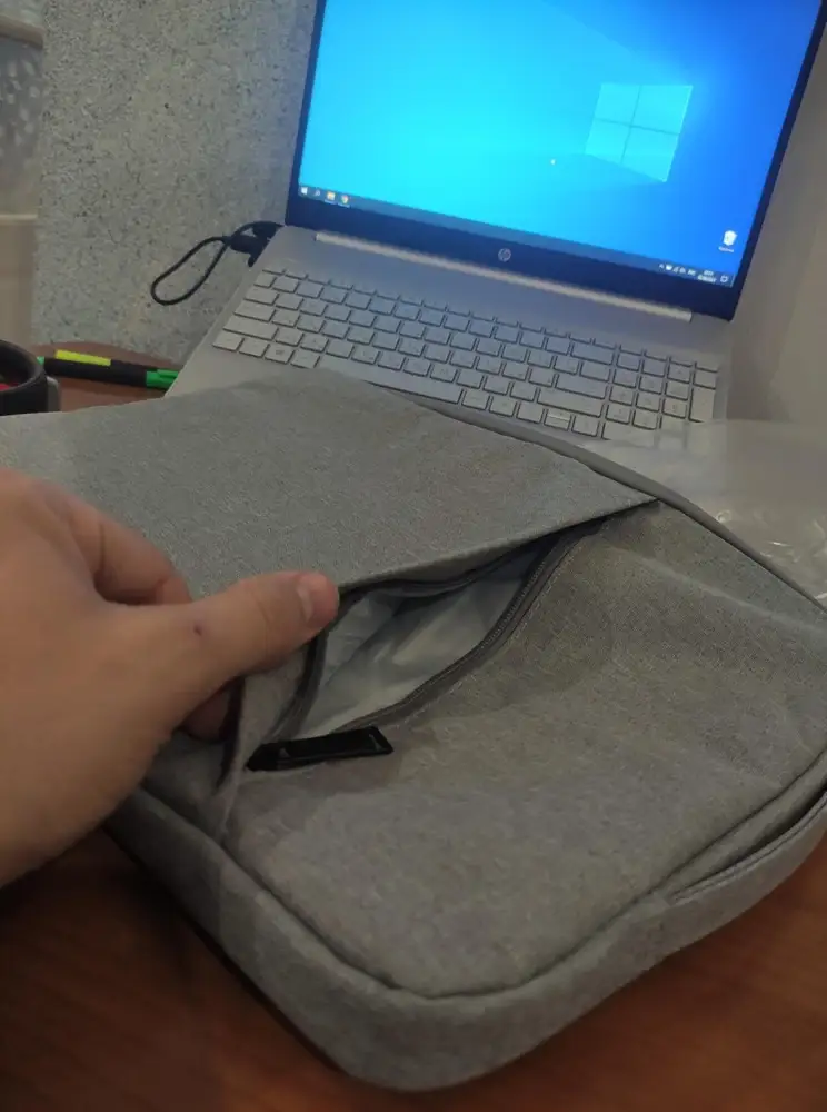 Удобная сумка, в аккурат залез hp laptop 15s, как будто сшита под него, внутри приятный мягкий материал, в боковой карман поместятся зарядка и мышь, материал добротный, сшита хорошо.