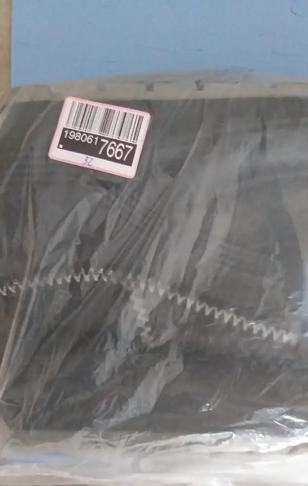 Сапоги пришли поношенные, подошва грязная, стерта от носки, внутри утеплитель в катышках, какие либо этикетки отсутствуют. Если вы продаете товар ненадлежащего качества, то и в каталоге должна стоять отметка что товар уцененный, кому нужны лишние заморочки с возвратом. Сапоги даже не мерила, на вид большие.
Сотрудники WB а с упаковкой товара у Вас вообще никак? Правила продажи товаров на Вас не распространяются? Товар постоянно не упакован, даже пакетов нет, как так?