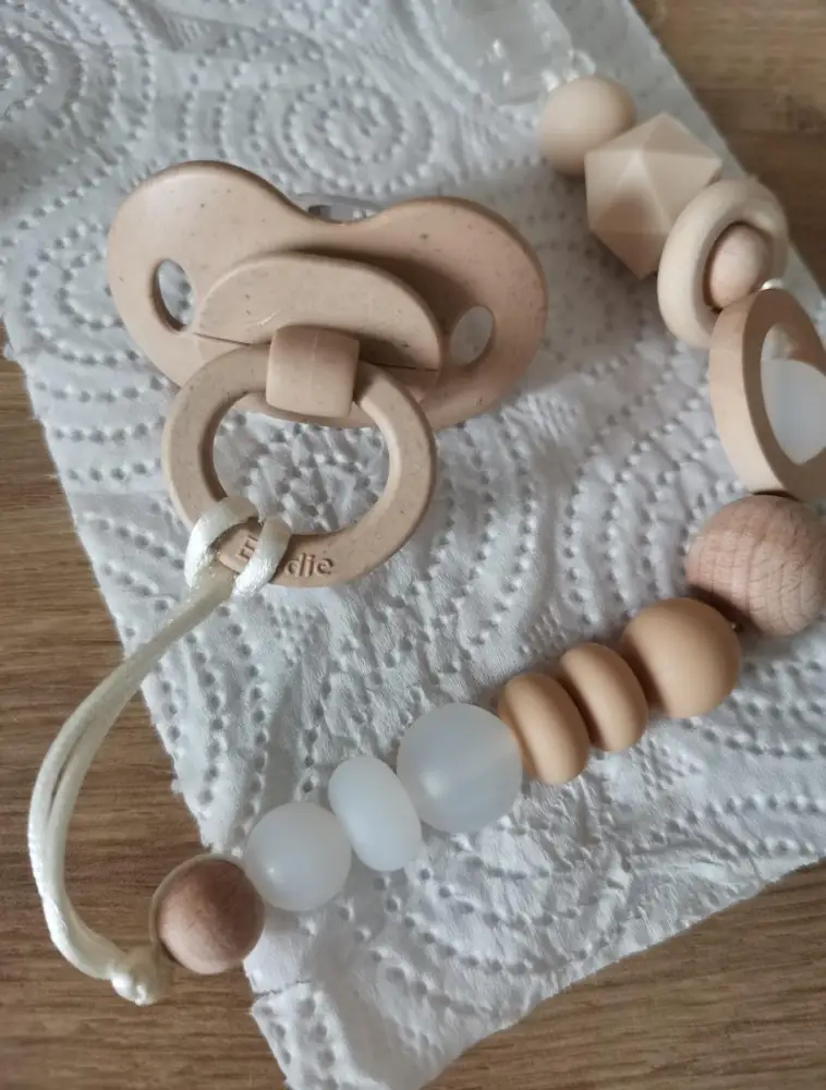 Пустышка вызвала смешанные чувства. Это вторая пустышка от этого производителя и только сейчас начинаю замечать недостатки. Цена 681р. Соска имеет т.бежево-песочный оттенок, т.е с фотогрфией товара конкретно не совпадает (первая соска - белая, тоже отличается, уходит в розовый цвет, см.др отзыв). Но не это расстраивает. На второй пустышке прям явные деффекты отлива формы или небрежное производство. Посмотрела на белой - тоже нашла прошорканые места, точно такие же как на новой. За такую стоимость, на мой взгляд, пустышка должна быть очень высокого качества. К селиконовой части нареканий нет. Из плюсов - красивый дизайн, более стильные повседневные фотографии с такими пустышками. Ребенок взял пустышку без проблем в 2.5мес (мы крупные) до этого пользовались подобными пустышками, поэтому и проблем собственно и не было)) Буду заказывать еще, но надеюсь, производитель учтет замечания.