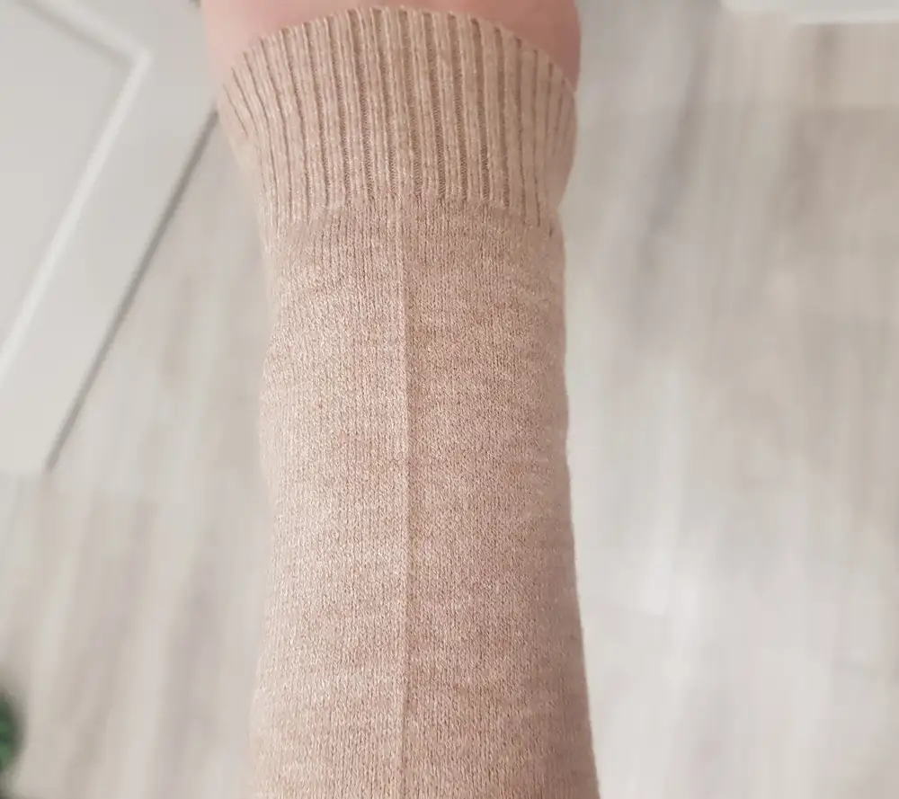 Хорошая, мягкая, очень приятная к телу, удобный высокий воротник.Рекомендую👍