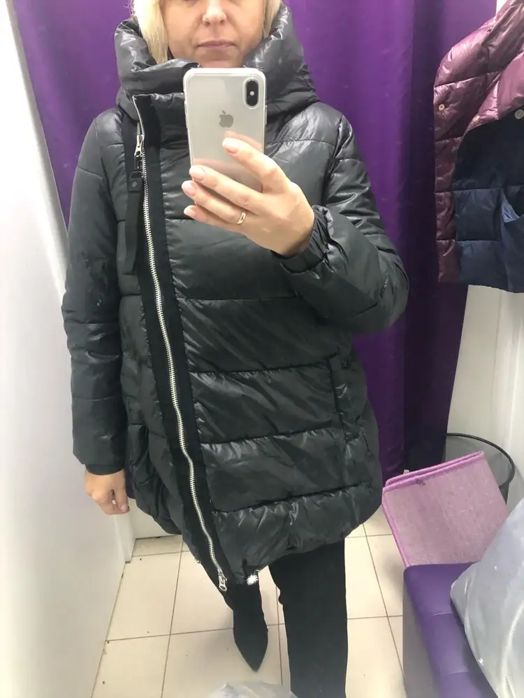 С третьей попытки… Одна пришла с порезом на спине, вторая с затяжками… Все были безобразно упакованы: мешки открыты, куртки скручены абы-как… Но модель понравилась, поэтому не теряла надежды, что хоть одна придёт целая. Размер М на 46 рост 160 норм.