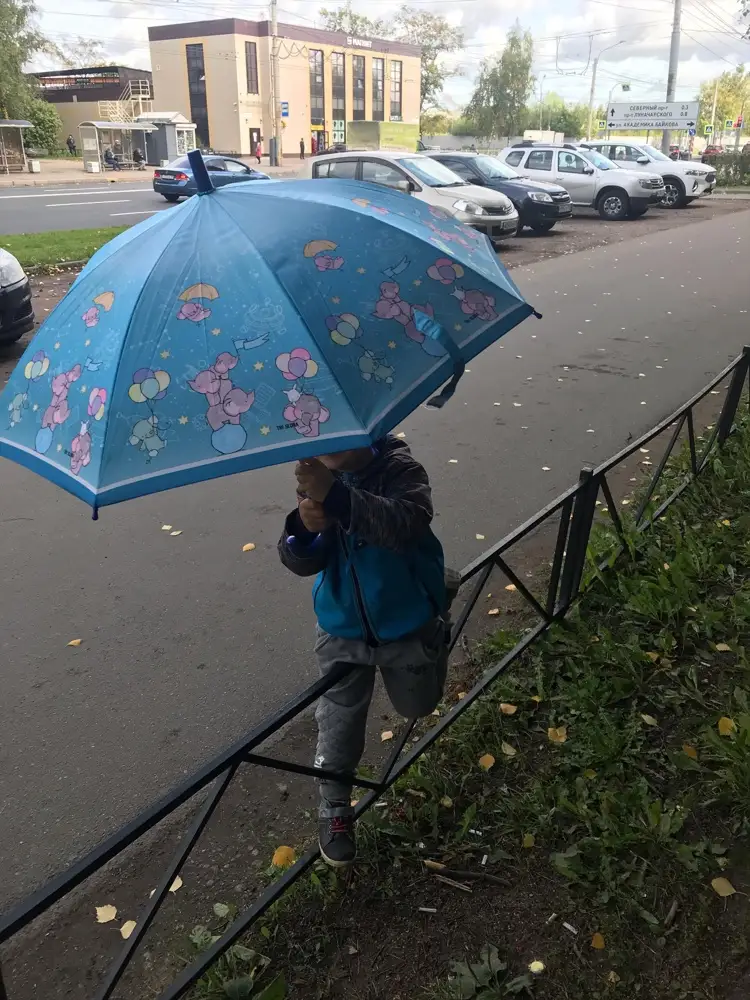 Только купили и первое впечатление, что качественный и красивый зонт. Обычно детские зонты - очень хлипкие. Этот выглядит надёжно. Расцветка красивая. Даже пакетик приложен для носки)