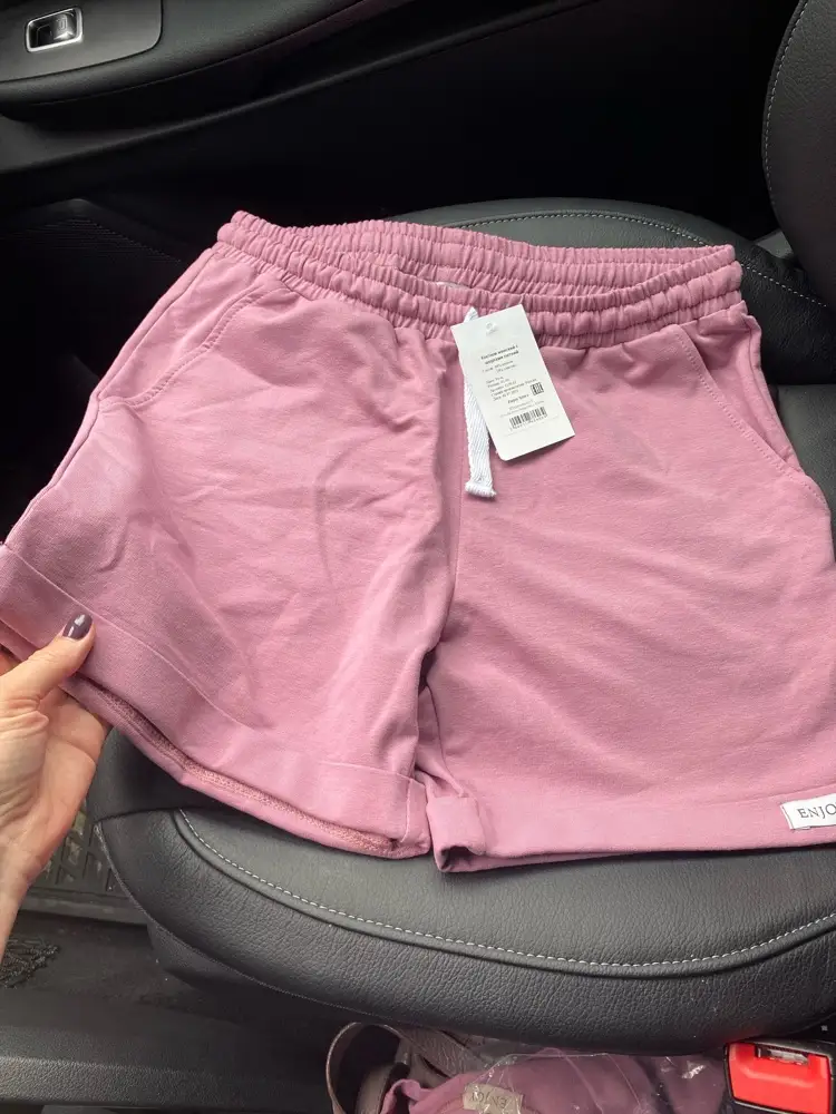 Очень красивый цвет у Костюма, но! 1 штанина оказалась короче другой см. на 1,5. Заказала ещё такой голубой, надеюсь с ним все будет ОК