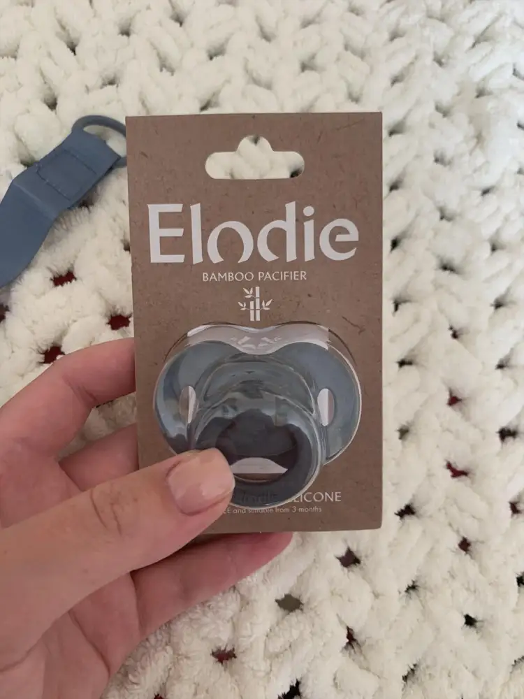 Такая классная! Тактильно приятный материал. Сама соска - силиконовая, достаточно мягкая. Купила в комплекте с держателем - выглядит чудесно! 