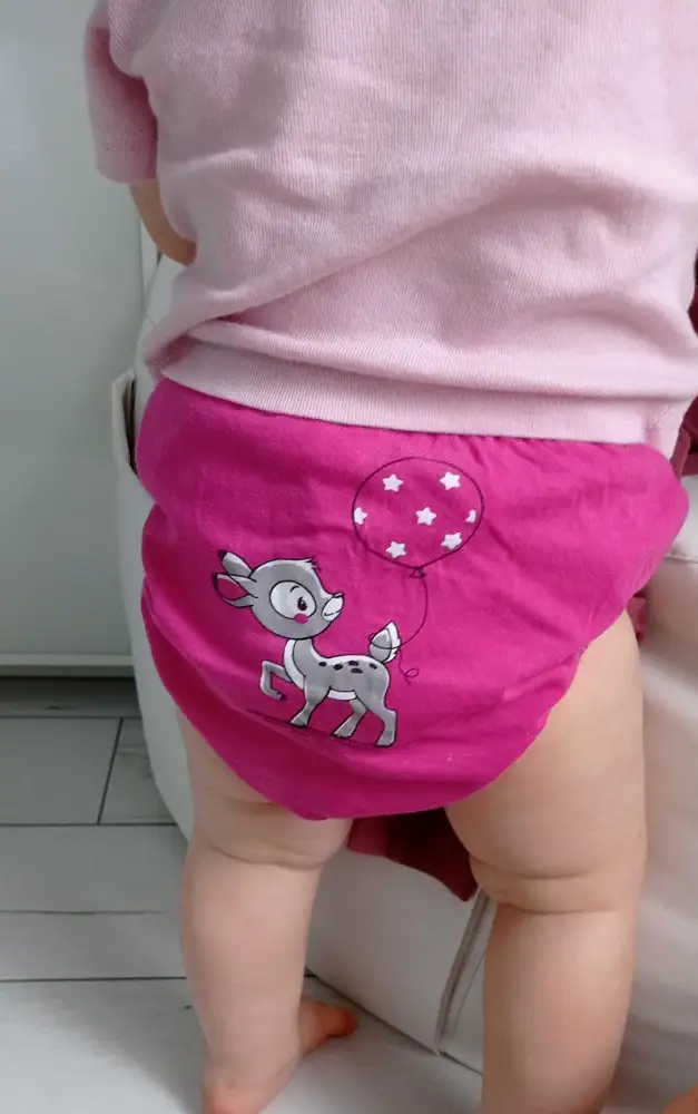 Трусики выполняют свою функцию - хватает на один попис, если пропустить, то дальше лужа. Картинка милая, трусики яркие.