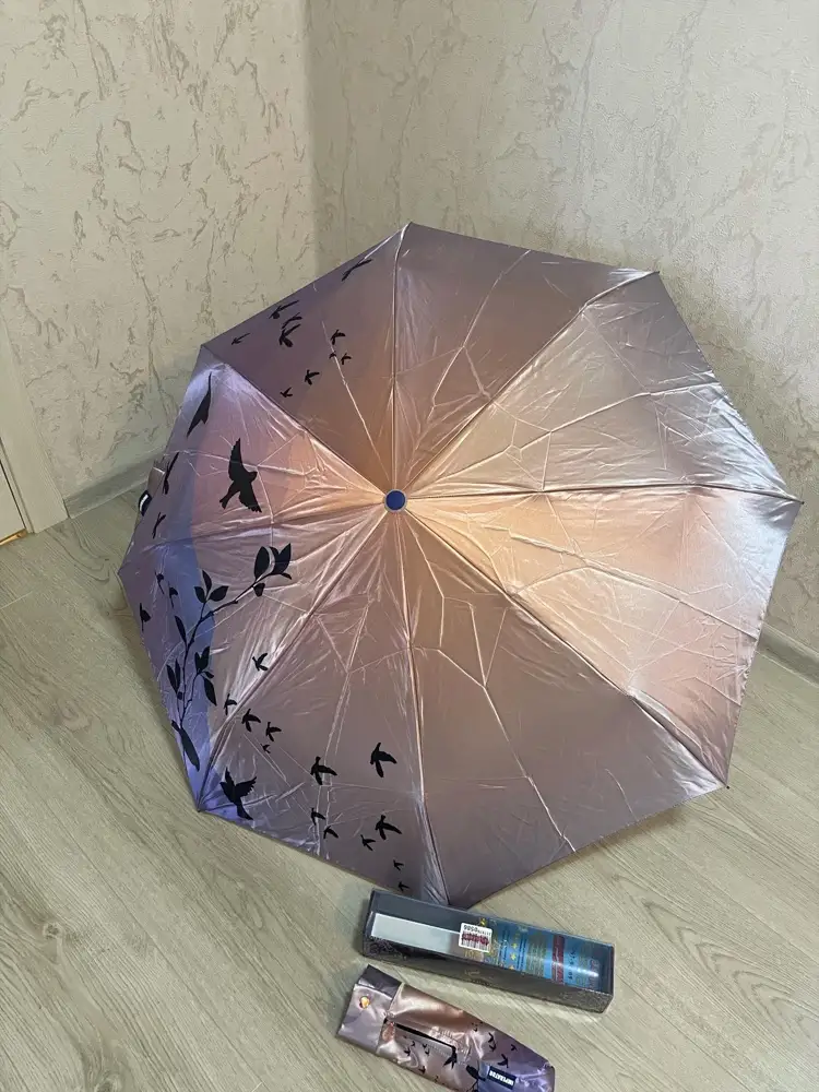 Шикарный зонт!Легко складывать и раскладывать.очень удобный чехол для зонта, на половину на молнии.красиво переливается.Выглядит дорого.Однозначно рекомендую