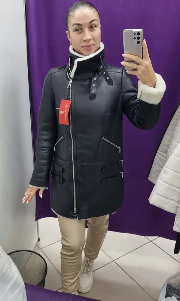 Классная дублёнка 🤟 Мягкая,  лёгкая , качественная 👍 Под спорт самое то 💪 То , что искала 🙌 Надела и влюбилась ❤️
Размеру соответствует 
Спасибо продавцу🤝👍