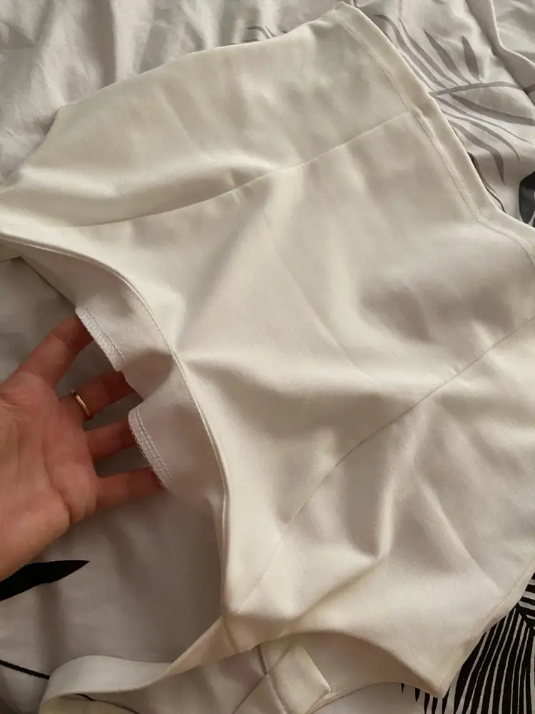 Сидит неплохо , но подворот иногда вылезает и торчит (