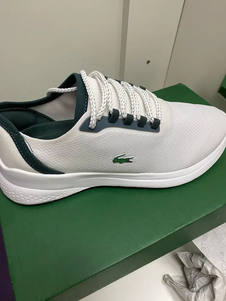 Уже не один год покупаю Lacoste с таким оригинальным строением язычка.В этой версии мягкая изнутри пятка.Всегда брала Т6(на стопу 25.5),но эти оказались маловаты….Пятка снаружи и внутренняя часть кроссовка мягкая(как замша).Впечатление приятное.Перезаказала на размер больше!Сравню.