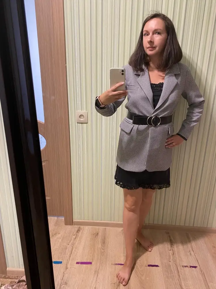 Пиджак хороший, форму держит, плотный, только ремень тонкий , как туалетная бумага 