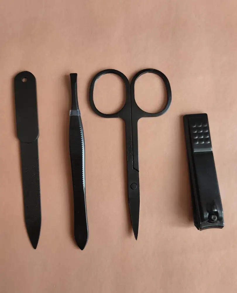 Отличный маникюрный набор для путешествий. Сам конверт сделан из плотной кожи. Единственный минус, он сшит нитками разного цвета. Инструменты красивые и, вполне, хорошего качества, особенно за эту цену.