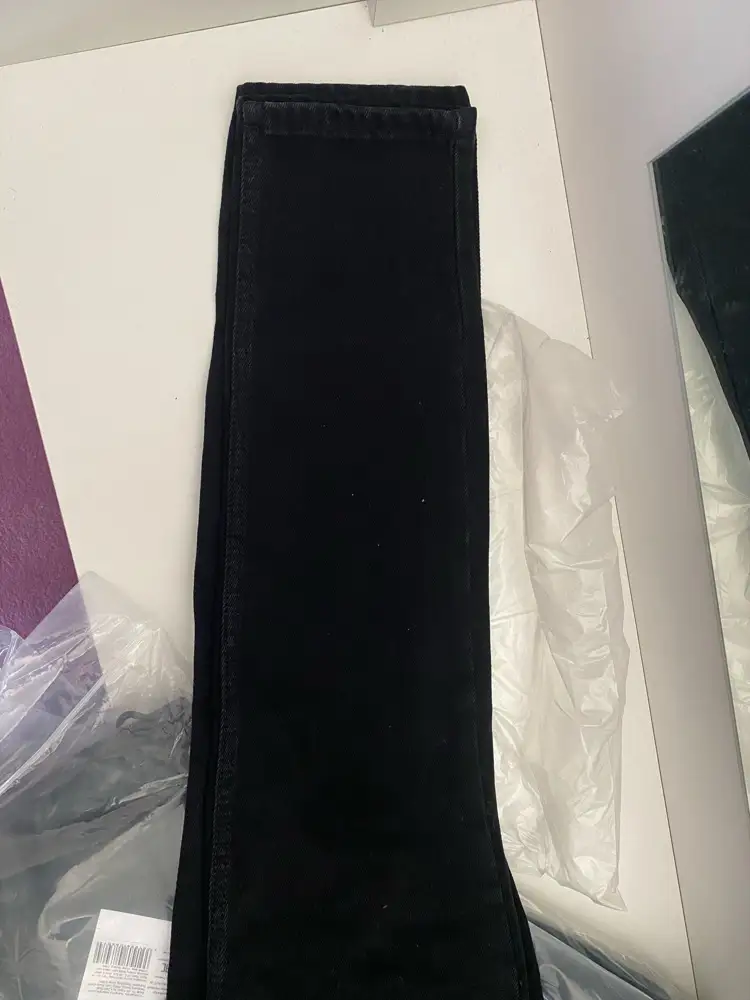 У чёрных джинс 42 размера одна штанина шире другой и разная длина. В талии велики. Покупала точно такие же в сером цвете, того же размера - всё было идеально. Возврат.