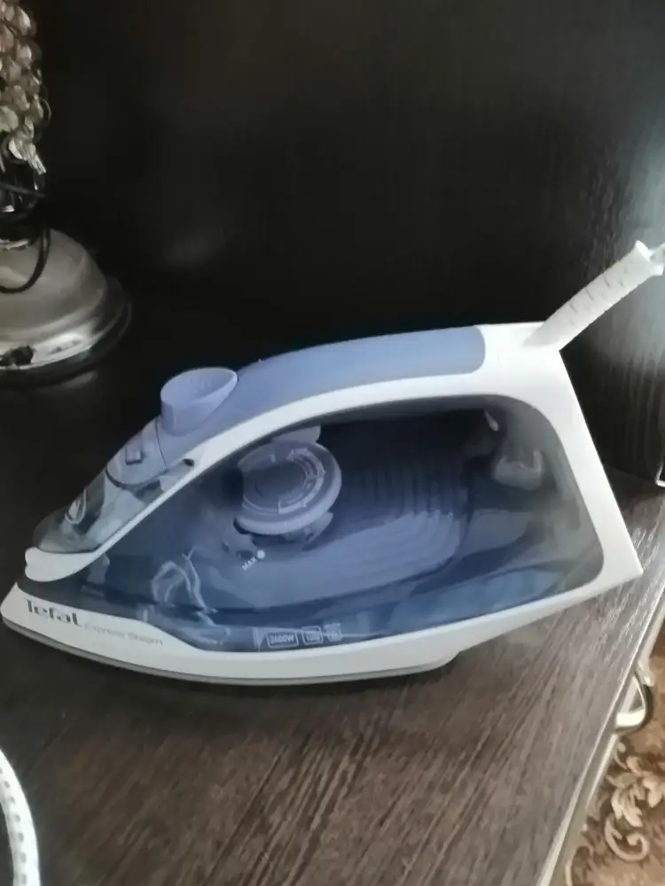 Утюг купила на смену Tefal Made in Франция года выпуска 1996 года он меня отработал верой и правдой 25 лет и ещё бы работал Если бы я его не уронила внезапно поэтому купила новый хочу заступиться за этот  У меня только хорошее его впечатление чтобы его включить надо не только в розетку включить но и повернуть колесико и вода в этих утюгах у всех  так как их проверяют на производстве. удачных покупок девочки.