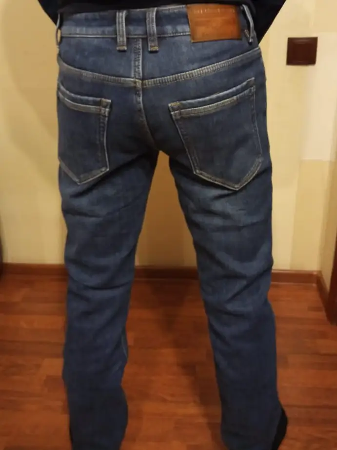 Хорошие джинсы. Ткань приятная, швы ровные. На рост 183 и размер 48 подошёл размер 30. Начёса не обнаружили, но флиса достаточно.