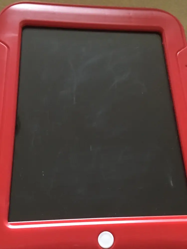 Ужасный планшет, все положительные отзывы за 50 рублей купленные  по купону, фломастеры еле пишут, не яркие, планшет весь в мелких царапинах