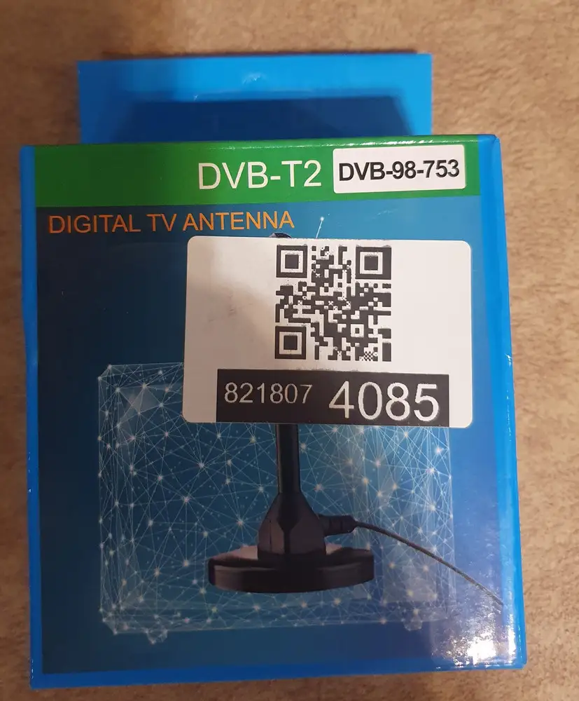 Антенна на магните, маленькая компактная, но настроить так и не смогла, даже на подоконник на улицу магнитила, все равно ,то ловит,то нет