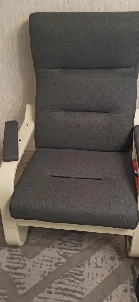 У кресла через месяц оторвались подлокотники, хотя оно почти не использовалось