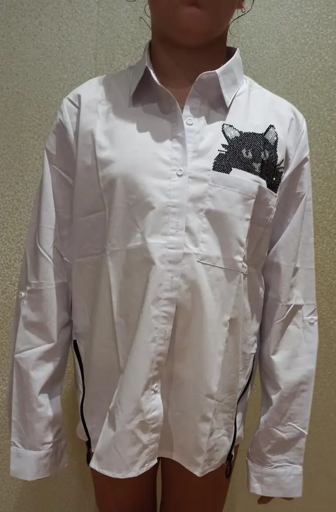 Качество блузки хорошее, НО, очень большая, заказала на дочку рост 158-164 (L), а соответствует L как на взрослого. На меня блузка подошла, хотя я ношу М. Дочке она очень понравилась, хотела оставить её на вырост))