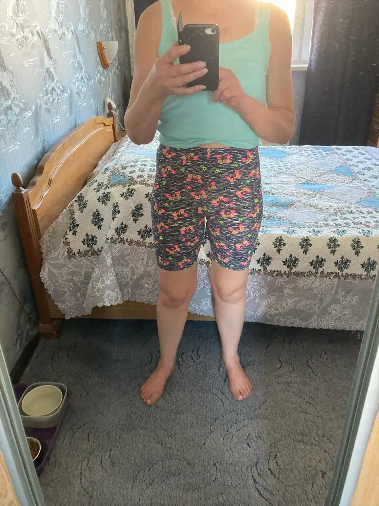 Искала шорты для дома. На рост 164 размер 46 взяла 48, как советовали в описании, так как плохо тянутся.  На мой взгляд растяжимость нормальная, можно было и 45 брать. Ткань средней плотности, все швы аккуратно прострочены, нитки нигде не торчат. Резинка сантиметра 2 , прострочена. Сидят удобно, посадка средняя комфортная. Длина до середины бедра, как и хотела. Я довольна. К покупке рекомендую. На лето, в жару для дома, для дачи. Цена привлекательная.