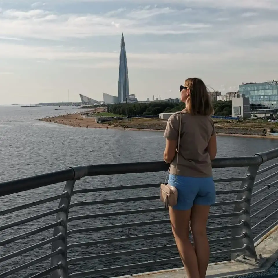 Хорошая футболка) этот же продавец продает футболки такого же качества, но дороже под другой маркой )