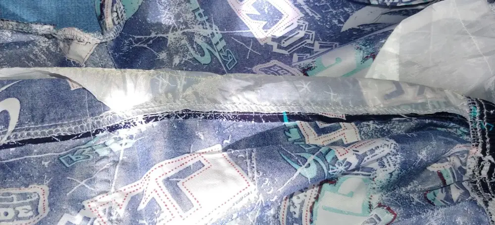 Качество пошива ужасное! Нитки торчат, швы не ровные, не все обработаны. Маломерят. Цена на товар такого качества завышена.