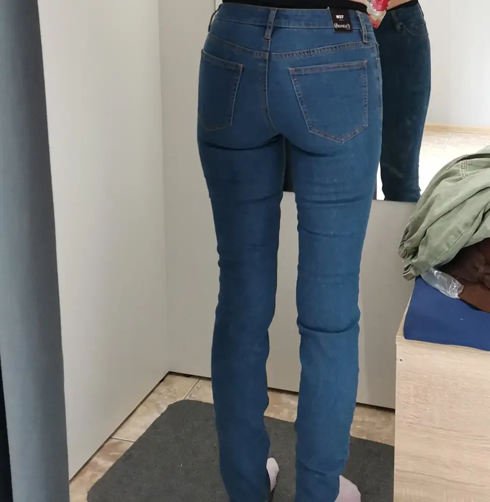Отличные джинсы в размер.