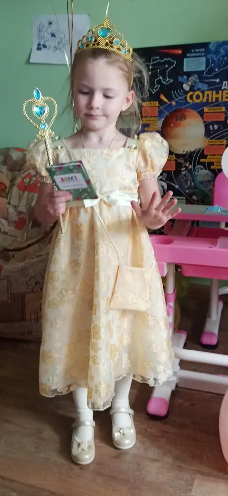 Платье чудесное. Дочке 5 лет, телосложения среднего, ближе к худощавому. Село идеально, весь ДР пробегала в нём. Смотрится очень красиво.