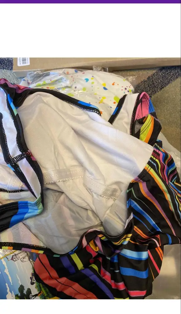 Заказала и оплатила купальник 02.09.21 . Курьер привез заказ 07.09.21. После просмотра выяснилось, что купальник б/у, без упаковки производителя, без навесного ярлыка, весь растянут.Сразу  оформила заявку на возврат после оплаты и очень "грамотный специалист" магазина ее отклонил. Теперь , по идиотским новым правилам магазина , я не могу сдать б/у купальник и вернуть свои деньги. Купальник- это бельевой ассортимент и к нему особые требования при продаже. Магазин не соблюдает эти требования и обманывает клиентов, не возвращает деньги)) Магазин нарушае все Правила торговли РФ!!!!!