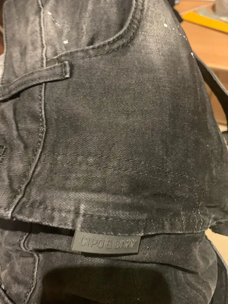 Не понимаю откуда жесткий хейт к этим джинсам, вполне неплохое качество и стилизацию за 6.8к, однако тупая идея лепить свой бренд на ширинку, да и зачем его так много на одной шмотке, только за это 4зв, а не 5
