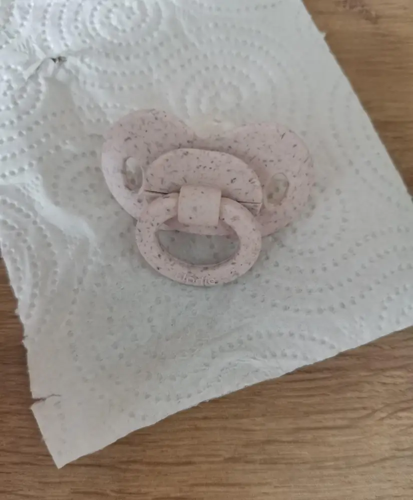 Цена выкупа 575р. Соска имеет розоватый оттенок, с белым цветом ничего общего (сделайте более достоверные фото товара). Есть деффекты отлива формы с пошерканными местами. К силиконовой части нареканий нет, ребенок без проблем взял в 2.5мес, до этого были подобные. За такую стоимость для товара на два месяца, все же качество нужно поднимать. Из плюсов, очень нравится дизайн, фото с такими пустышками действительно красивей. Заказывать буду еще, но только по хорошей скидке.