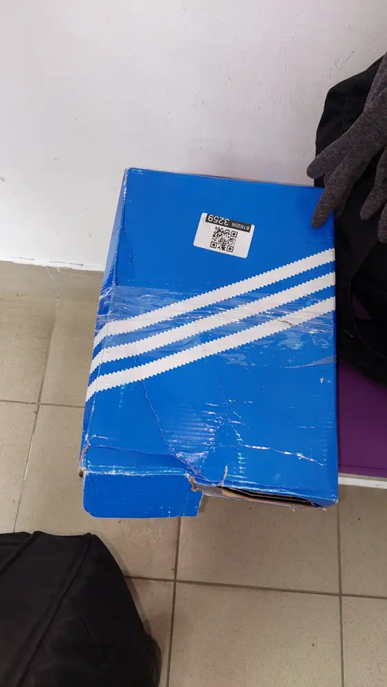 заказывал 2 пары песочные пришли нормальные , 2 пара чёрные пришли непонятные кроссовки ношеные с запахом