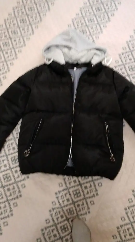 Курточка классная понравилась и особенно цена спасибо успела со скидкой взять. За 1389 р.  Тёплая на зиму и осень, ткань хорошая  . Шнурок был с браком в капюшоне ,но я его совсем убрала так лучше. Рекомендую .