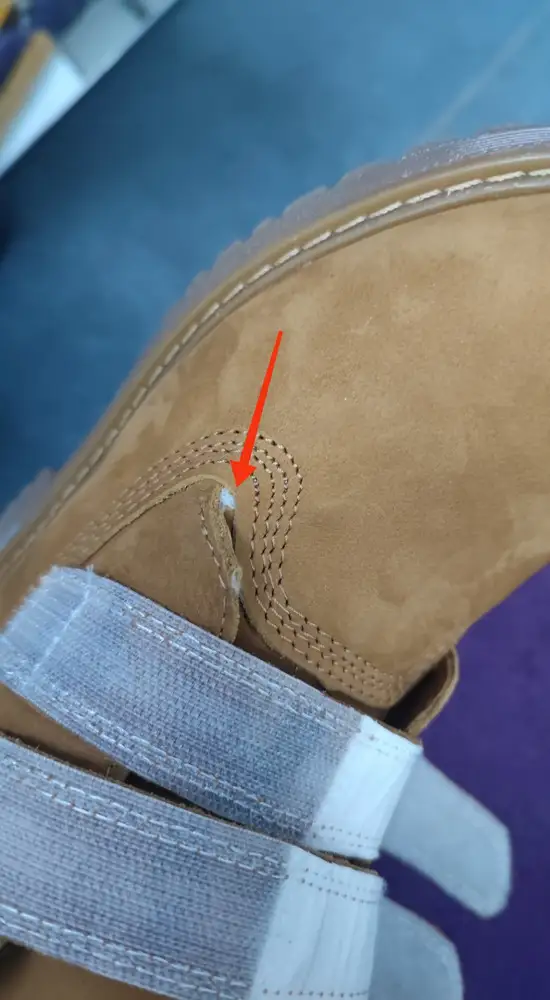 На ботинке был дефект в виде сквозной дырки, куда будет попадать вода.