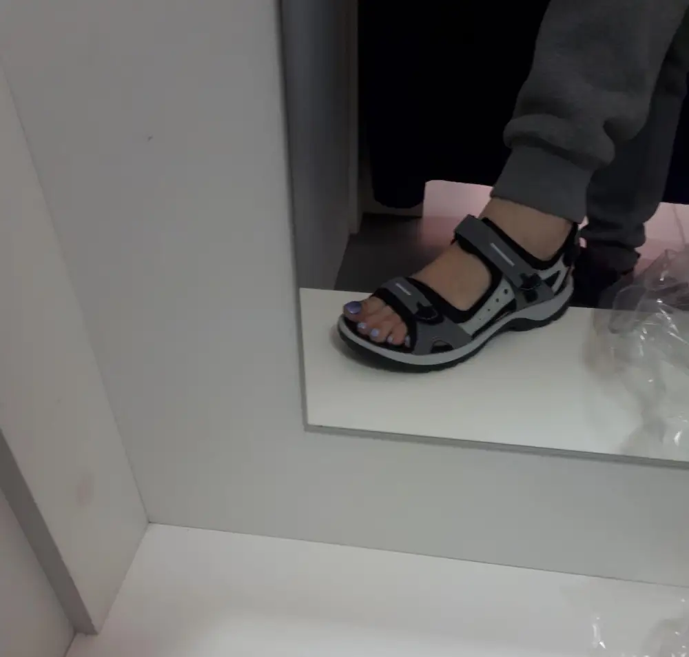 Сандали отличные,на ноге смотрятся круто,очень удобные,но есть одно но,как и писали ранее,они маломерят.На свой 37 заказала 37 и пальцы вылезли,перезаказала на 38.