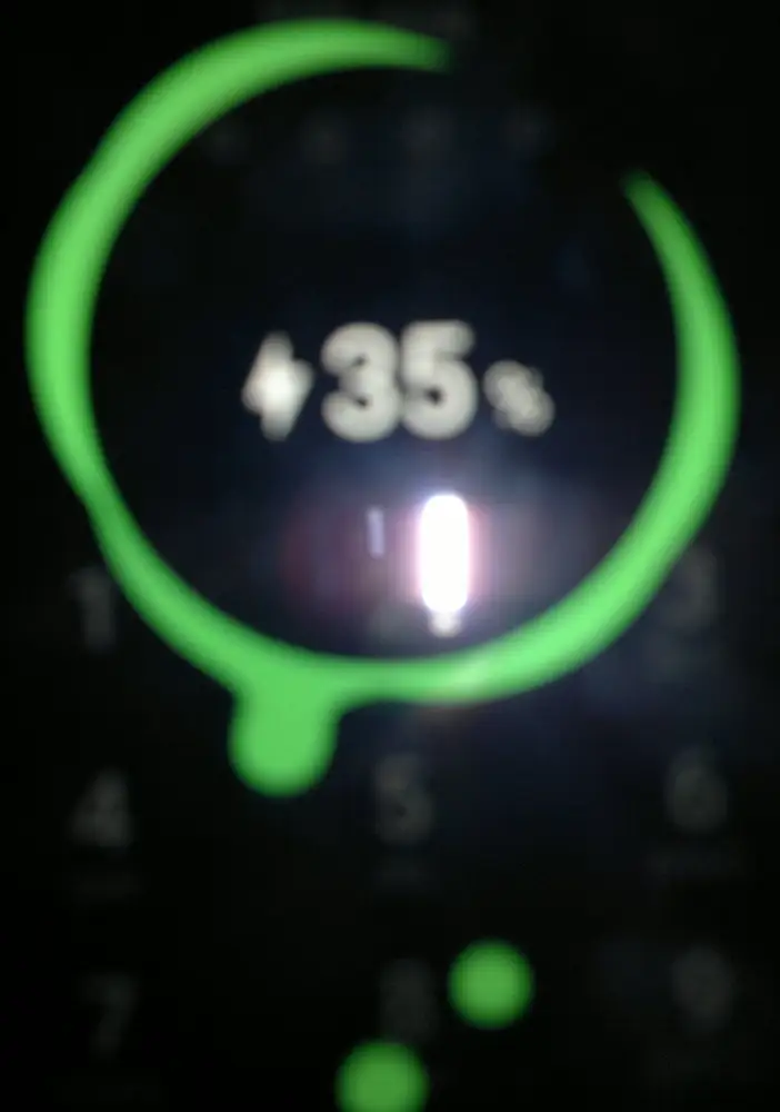 штырь встаёт в телефон плотно, не выпадет, всё работает отлично. очень удобно заряжать